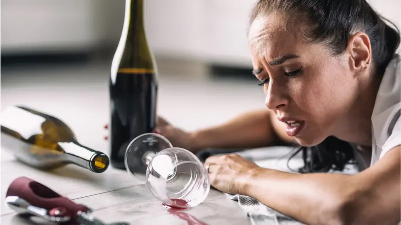 Ressaca: farmacêutico aponta bebidas que mais pesam e nutricionista indica o que comer para se recuperar
