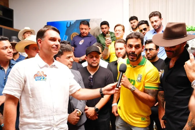 Mais de 30 cantores sertanejos declaram apoio a Flávio Bolsonaro em encontro em Goiás