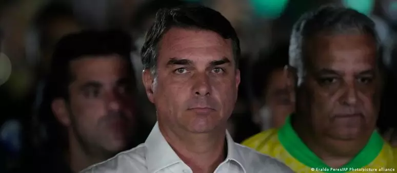 Flávio Bolsonaro classifica derrota de “Sacanagem” e anuncia busca por anulação das eleições