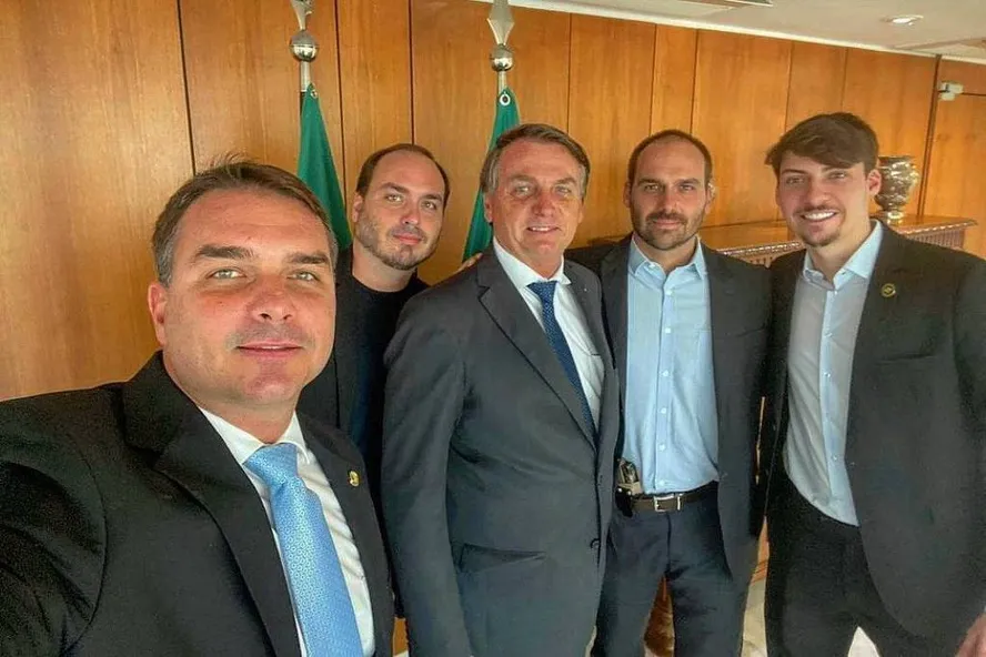 Influência de Eduardo e Carlos Bolsonaro ameaça planos de Flávio para governo moderado e acende alerta no Centrão