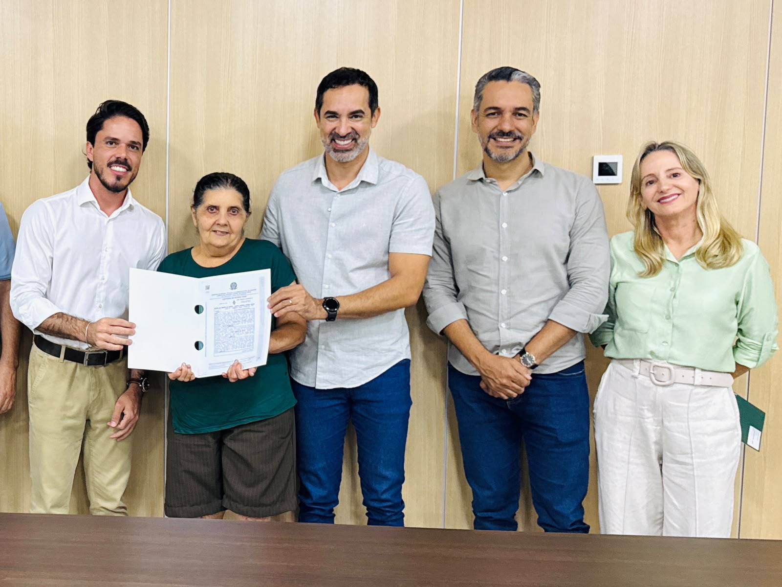 Senador Canedo entrega 23 escrituras gratuitas a moradores dos conjuntos Uirapuru e Sabiá