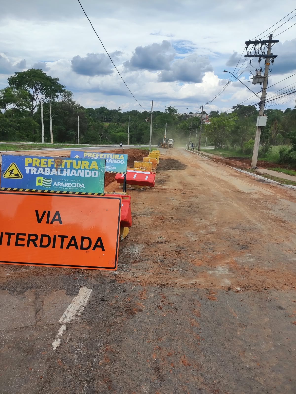 Aparecida repara em um dia cratera aberta pela chuva em avenida do Independência Mansões