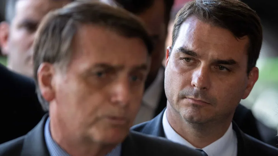 Jair Bolsonaro teme prisão de Flávio após derrota para Lula, diz colunista de O Globo