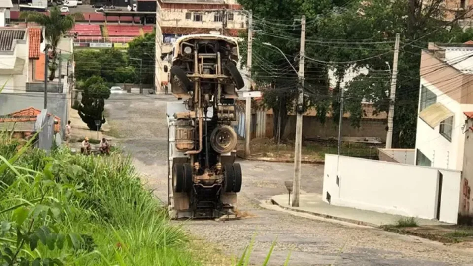 Caminhão com carga de areia perde controle em subida e fica quase na vertical em Minas Gerais