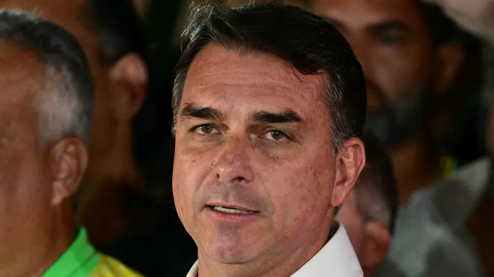 Flávio Bolsonaro perde apoio de aliados após se declarar presidente eleito, mas mantém base bolsonarista