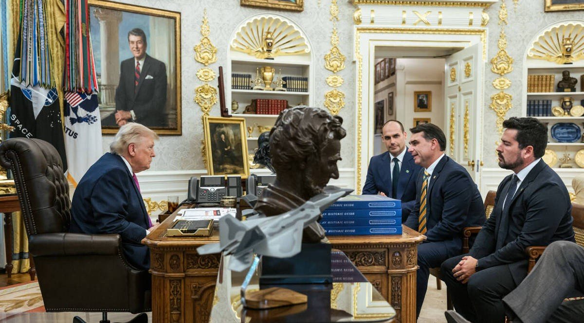 Deputados americanos questionam envolvimento dos EUA na saída de Flávio Bolsonaro do Brasil